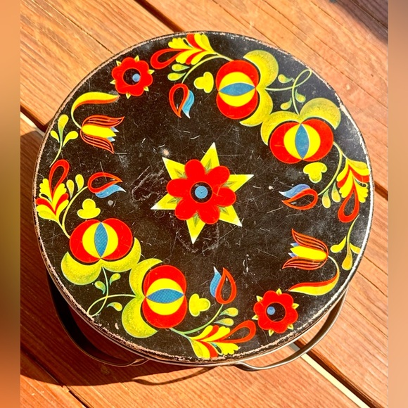 Vintage Other - Vintage Pennsylvania Dutch Folk Art Metal Picnic/Sewing Tin Lidded w/Handles